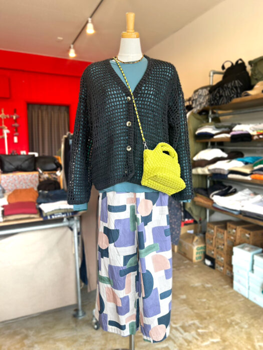 コーディネート　TC22302 フェザリーコットン天竺　クルーネック長袖　04GS030106 すかしニット Vカーディガン　P71621 40/1ブロードコラージュプリント ワイドパンツ　　　tumugu ツムグ　marble SUD マーブルシュッド　prit プリット