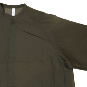 P82600 ナイロンシアーペーパーリップストップ 裾ヒモコクーンブルゾン プリット ナチュラル トップス