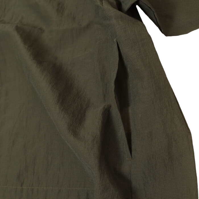 P82600 ナイロンシアーペーパーリップストップ 裾ヒモコクーンブルゾン プリット ナチュラル トップス