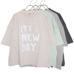 tumugu: トップス TC26203 ラフィ天竺 プリントT(IT'S A NEW DAY)