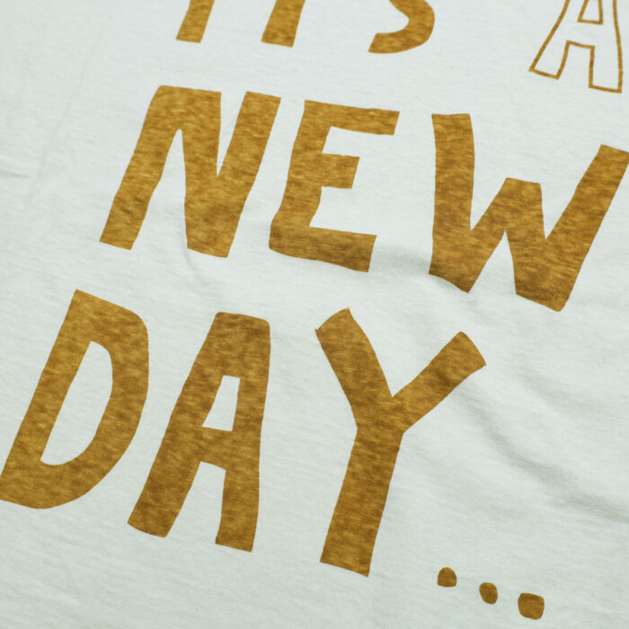 tumugu: トップス TC26203 ラフィ天竺 プリントT(IT'S A NEW DAY)