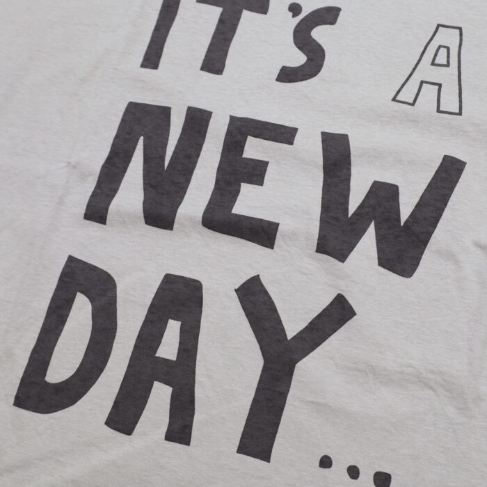 tumugu: トップス TC26203 ラフィ天竺 プリントT(IT'S A NEW DAY)