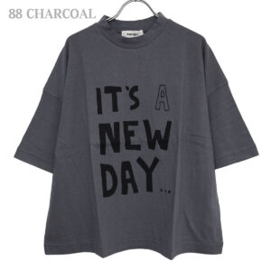 tumugu: トップス TC26203 ラフィ天竺 プリントT(IT'S A NEW DAY)