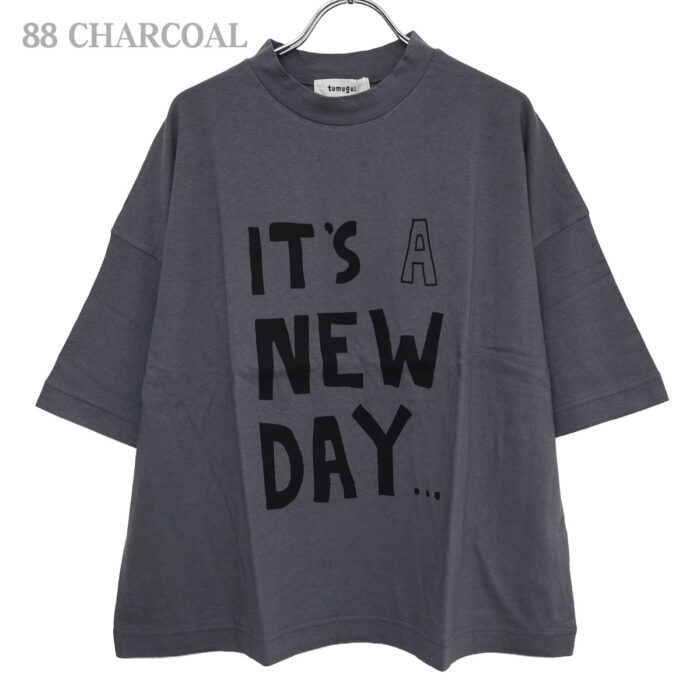 tumugu: トップス TC26203 ラフィ天竺 プリントT(IT'S A NEW DAY)