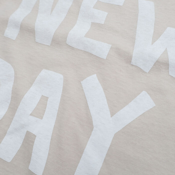 tumugu: トップス TC26203 ラフィ天竺 プリントT(IT'S A NEW DAY)