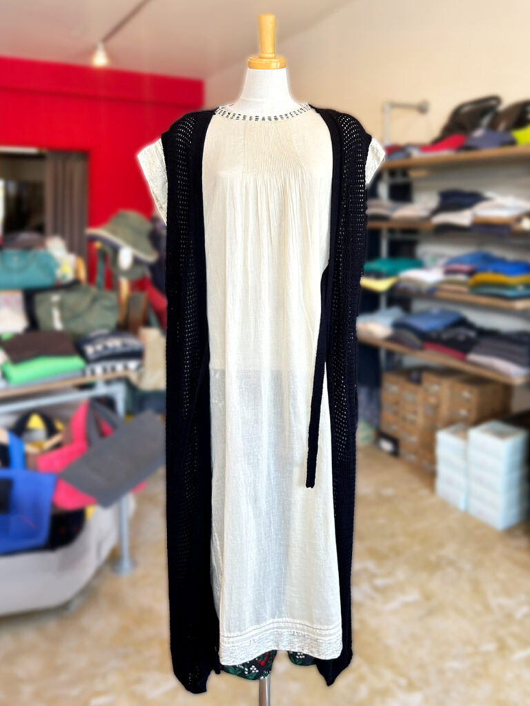 ワンピース×ロングジレの夏レイヤードコーデ|キナリ×ブラックで大人ナチュラルに