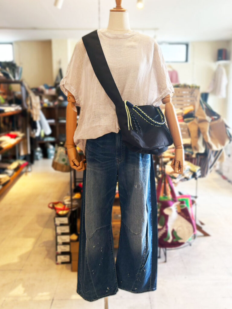 リネンブラウス×デニムカーブパンツの夏ナチュラルコーデ|軽やかなリネンで涼しげに